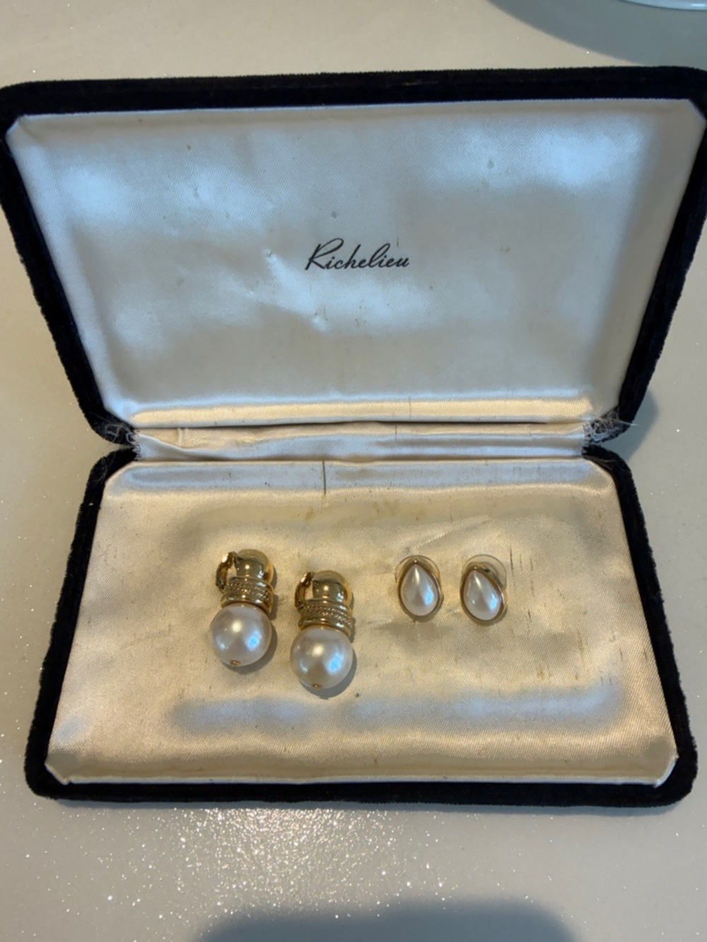 Richelieu Gold and Pearl Stud Clip Earrings - White Pearls